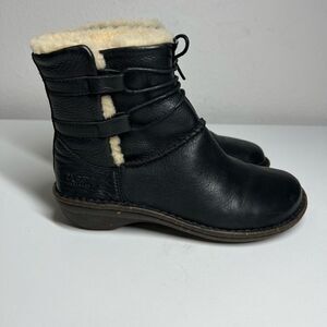 Ugg black leather fur lined tie around winter boots. Size 6